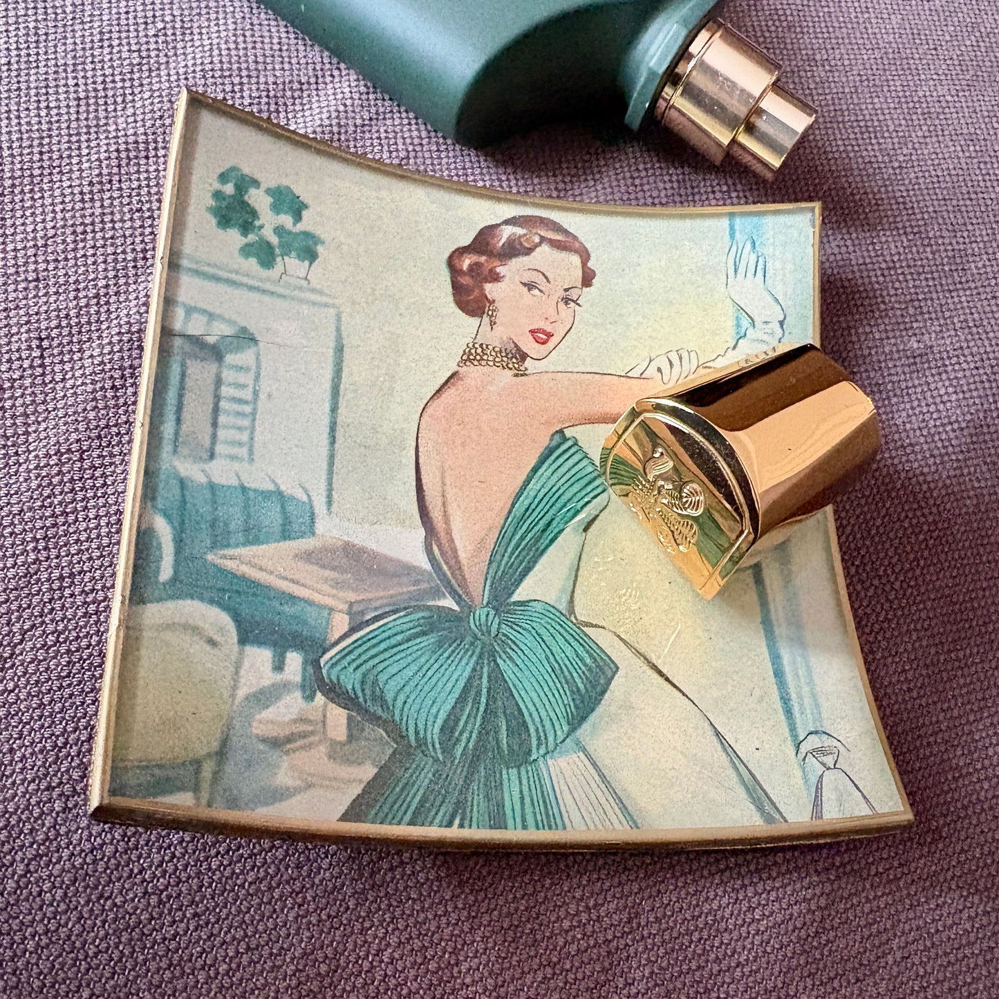 Shelfie: Model with green bow