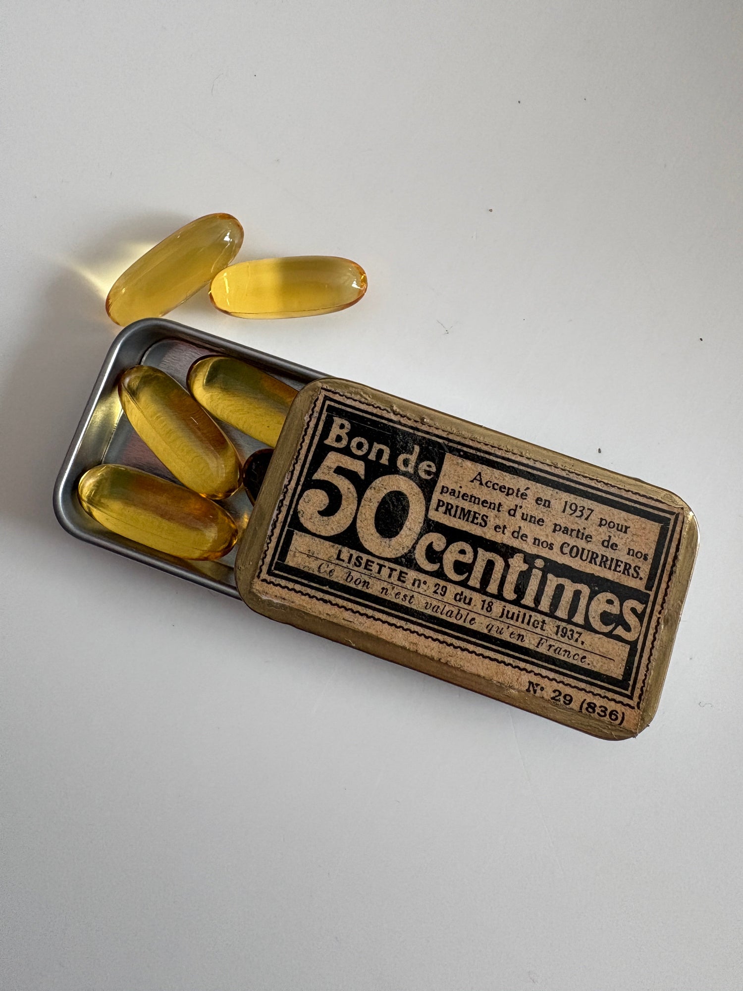 scatoline in metallo porta pillole o porta piccoli oggetti . da tenere in tasca, in borsa o in viaggio, ritaglio originale vintage protetto da resina sul dorso della scatola