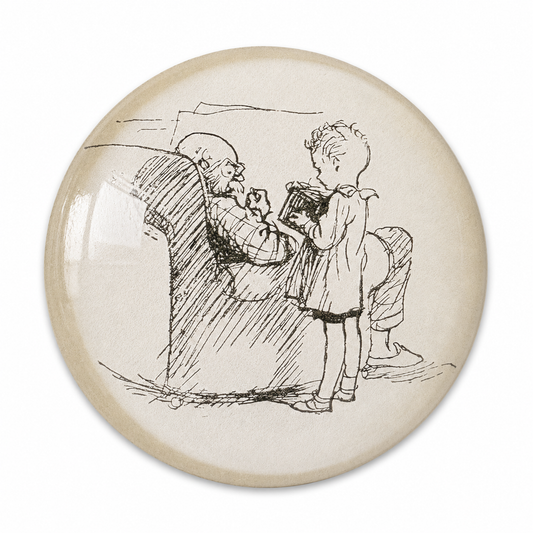 Occhiolino in vetro con illustrazione vintage di una bambino accanto a un anziano seduto in poltrona. Pezzo unico realizzato a mano, completo di sacchettino cucito a mano.