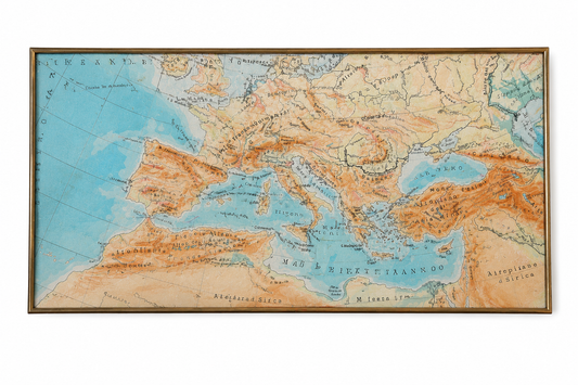 Shelfie rettangolare con mappa fisica d’epoca dell’Europa, fotografato per intero su sfondo bianco.