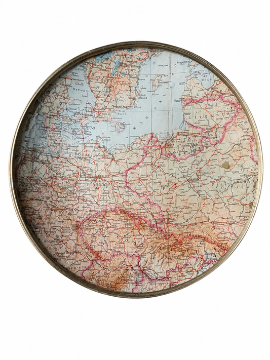 Shelfie tondo Ø 27,5 cm con mappa d’epoca dell’Europa settentrionale e orientale, fotografato su sfondo bianco.