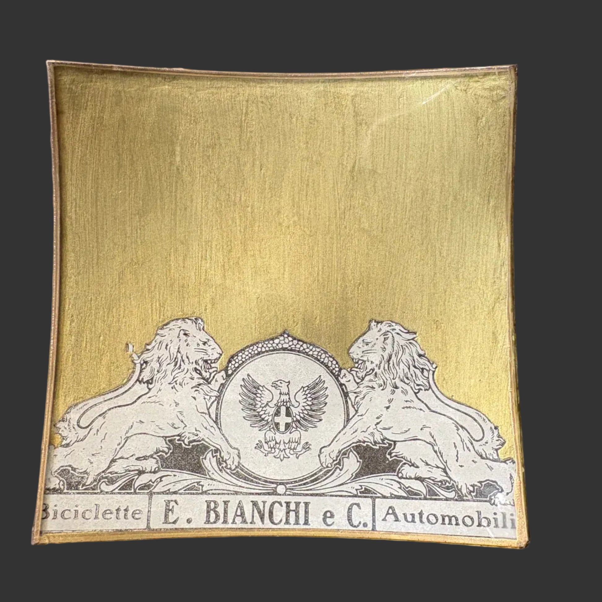 Shelfie quadrato 11,5 cm realizzato a mano con ritaglio originale da pubblicità Bianchi del 1909, due leoni araldici e stemma centrale su fondo oro dipinto a mano.