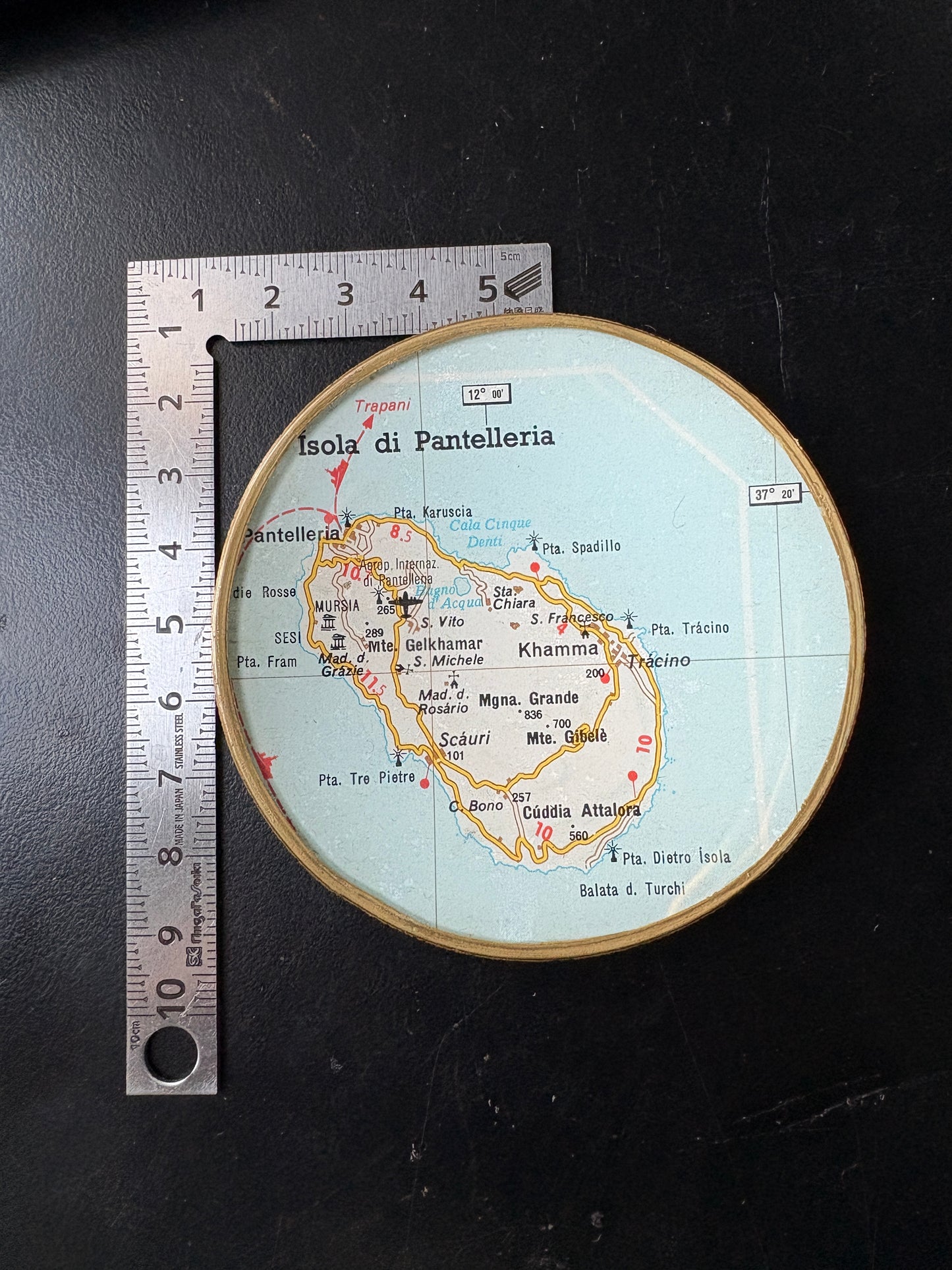 Shelfie Ø8 cm – Mappa dell'Isola di Pantelleria | 1982 | Atlante Stradale De Agostini
