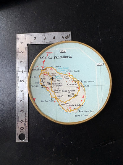 Shelfie Ø8 cm – Mappa dell'Isola di Pantelleria | 1982 | Atlante Stradale De Agostini
