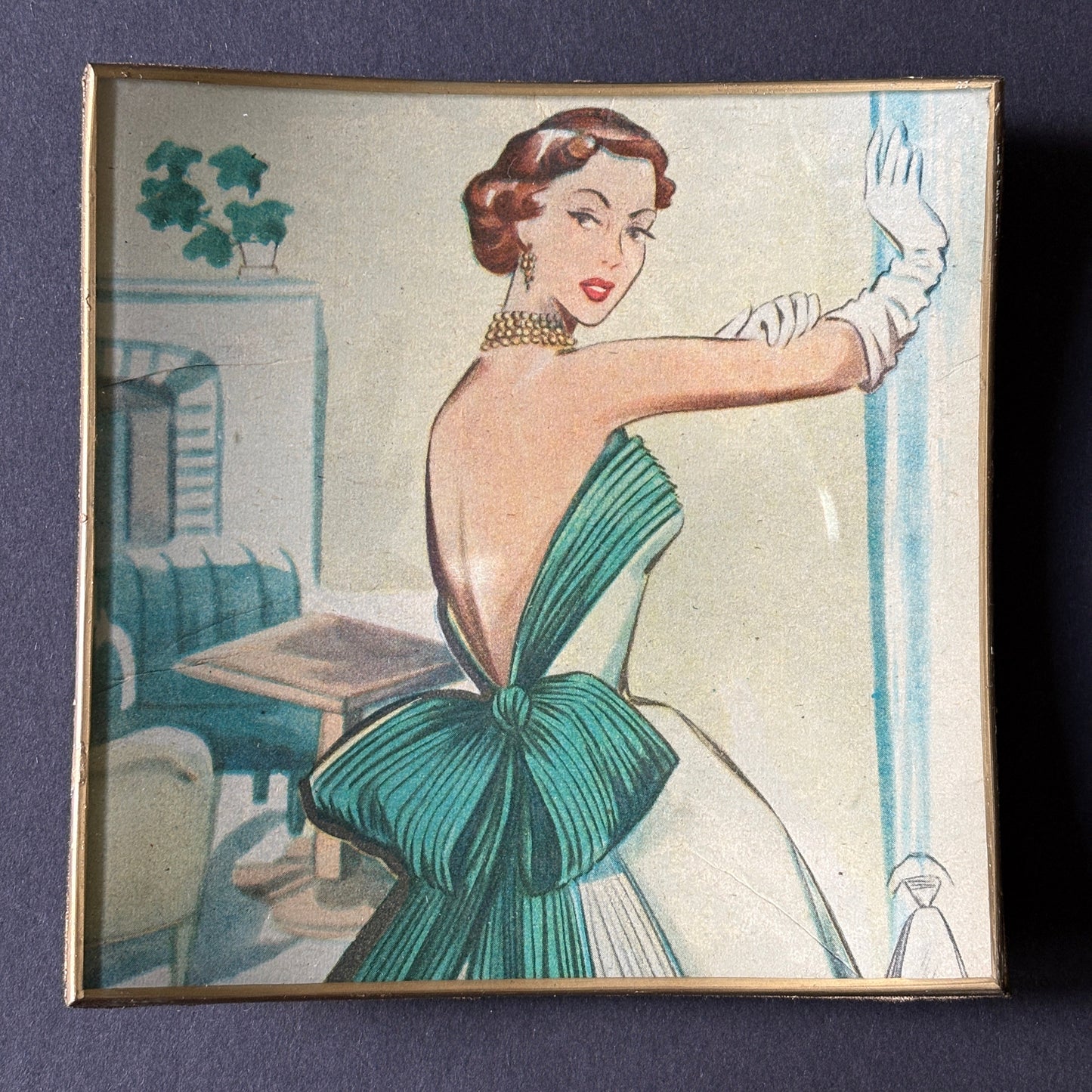Shelfie: Model with green bow