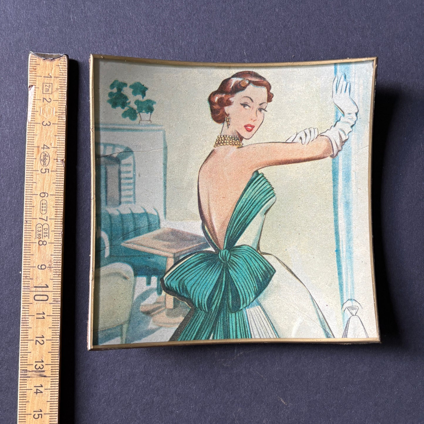 Shelfie: Model with green bow