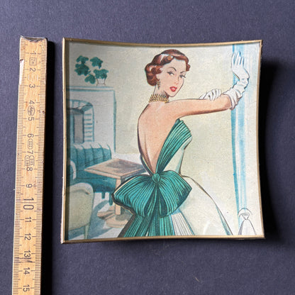 Shelfie: Model with green bow