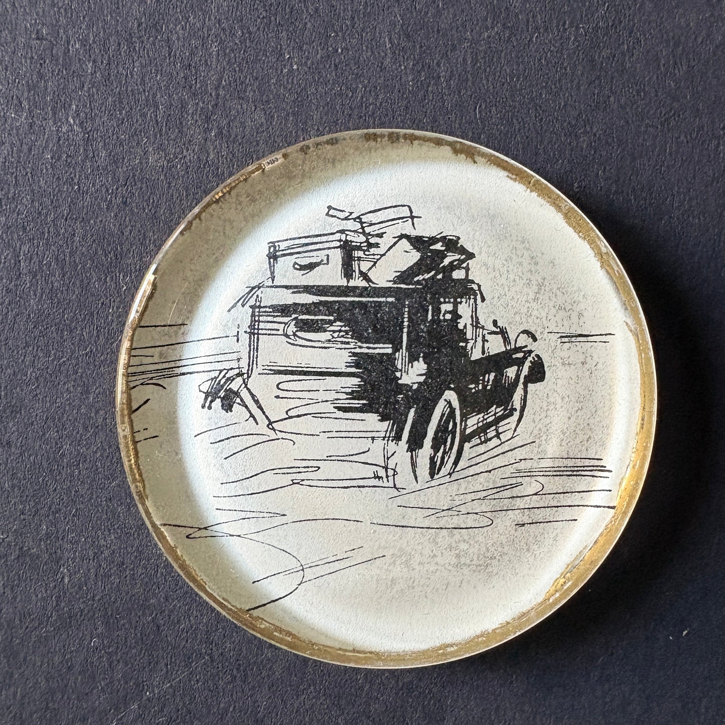 Fabulous wink: Car loaded with suitcases