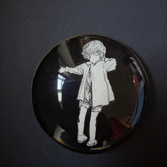 Occhiolino variegato: Christopher Robin di spalle su fondo nero