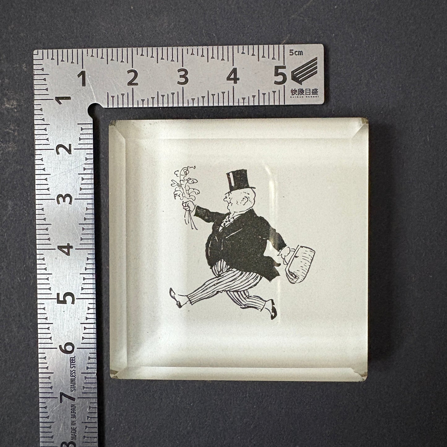 PostaFerma “Gentiluomo” – Fermacarte in vetro con ritaglio originale Blam (1960)