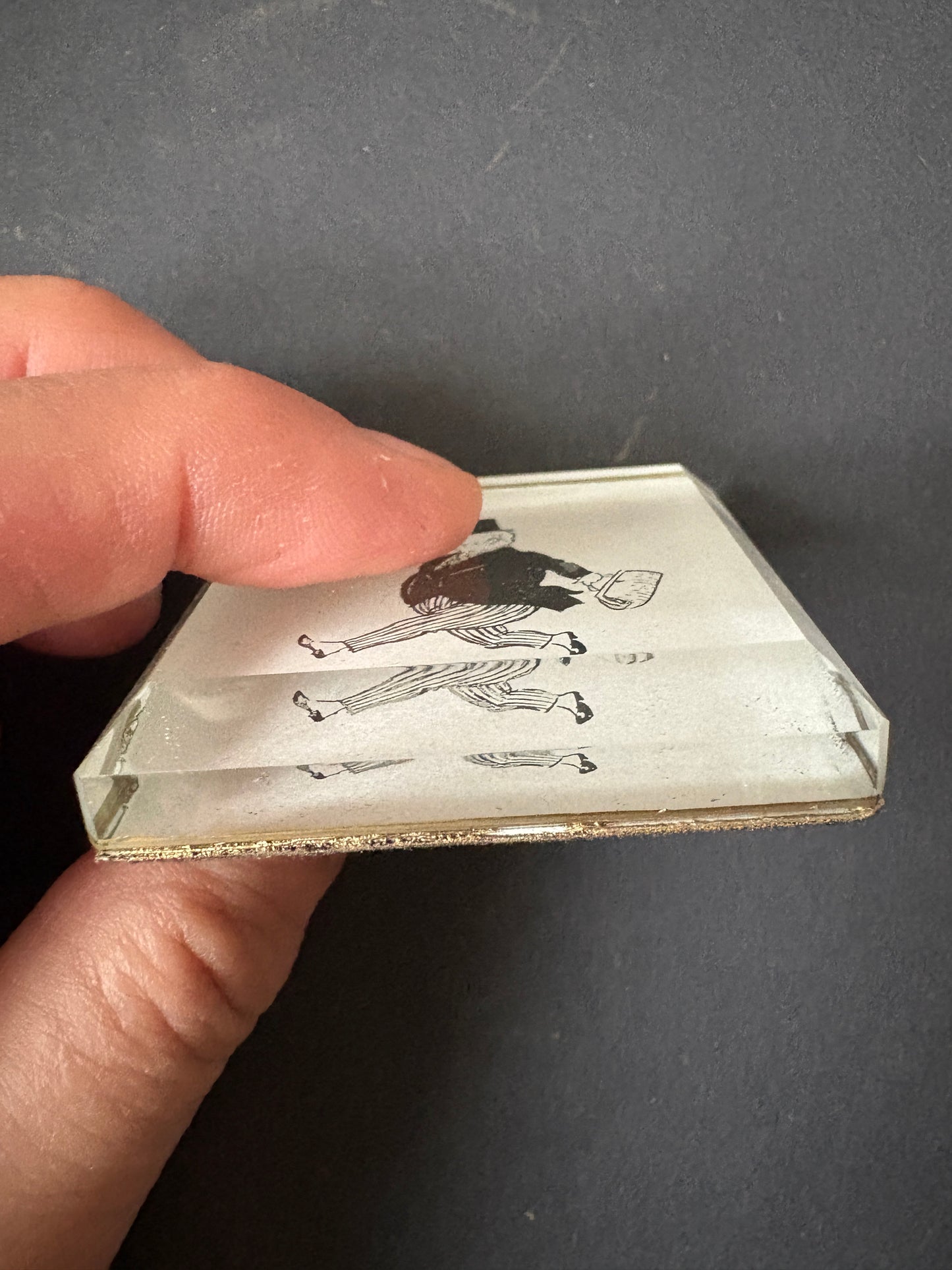 PostaFerma “Gentiluomo” – Fermacarte in vetro con ritaglio originale Blam (1960)