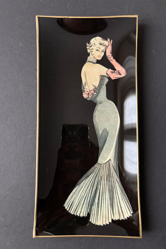 Shelfie: donna in abito da sera