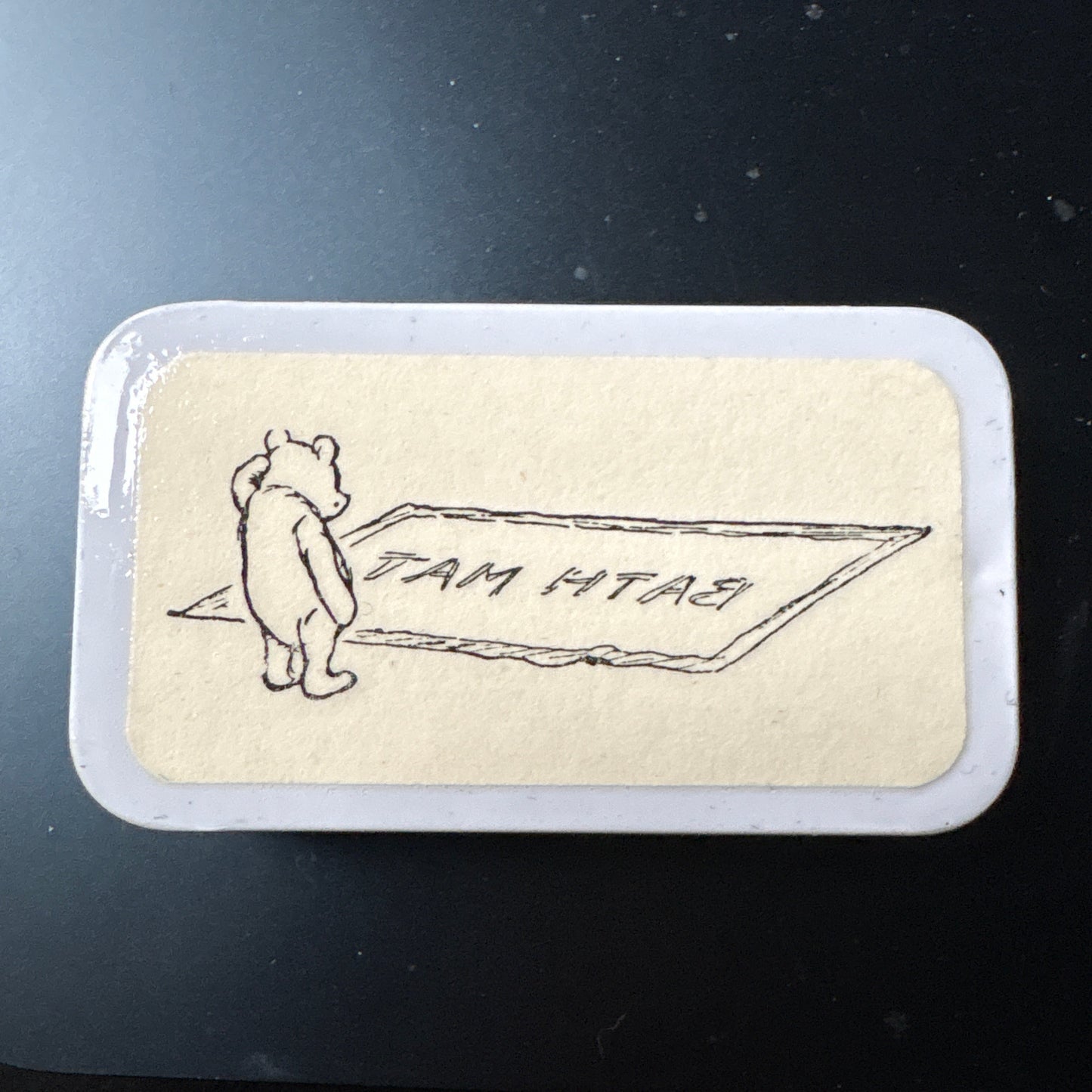 Portapillole vintage bianco in latta con ritaglio originale del 1957 illustrato da E.H. Shepard con orsetto e scritta Bath Mat al contrario, pezzo unico realizzato a mano a Milano