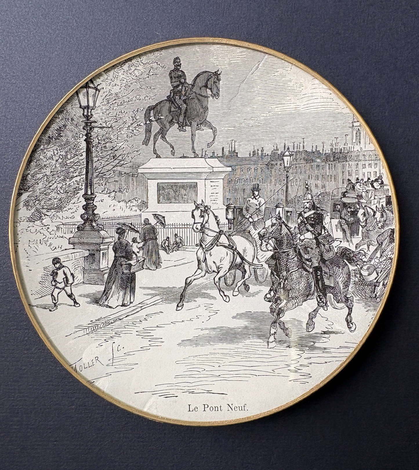 Shelfie in vetro diametro 12 cm con immagine originale del Pont Neuf a Parigi tratta da La Semaine des Familles del 1840, realizzato a mano a Milano.