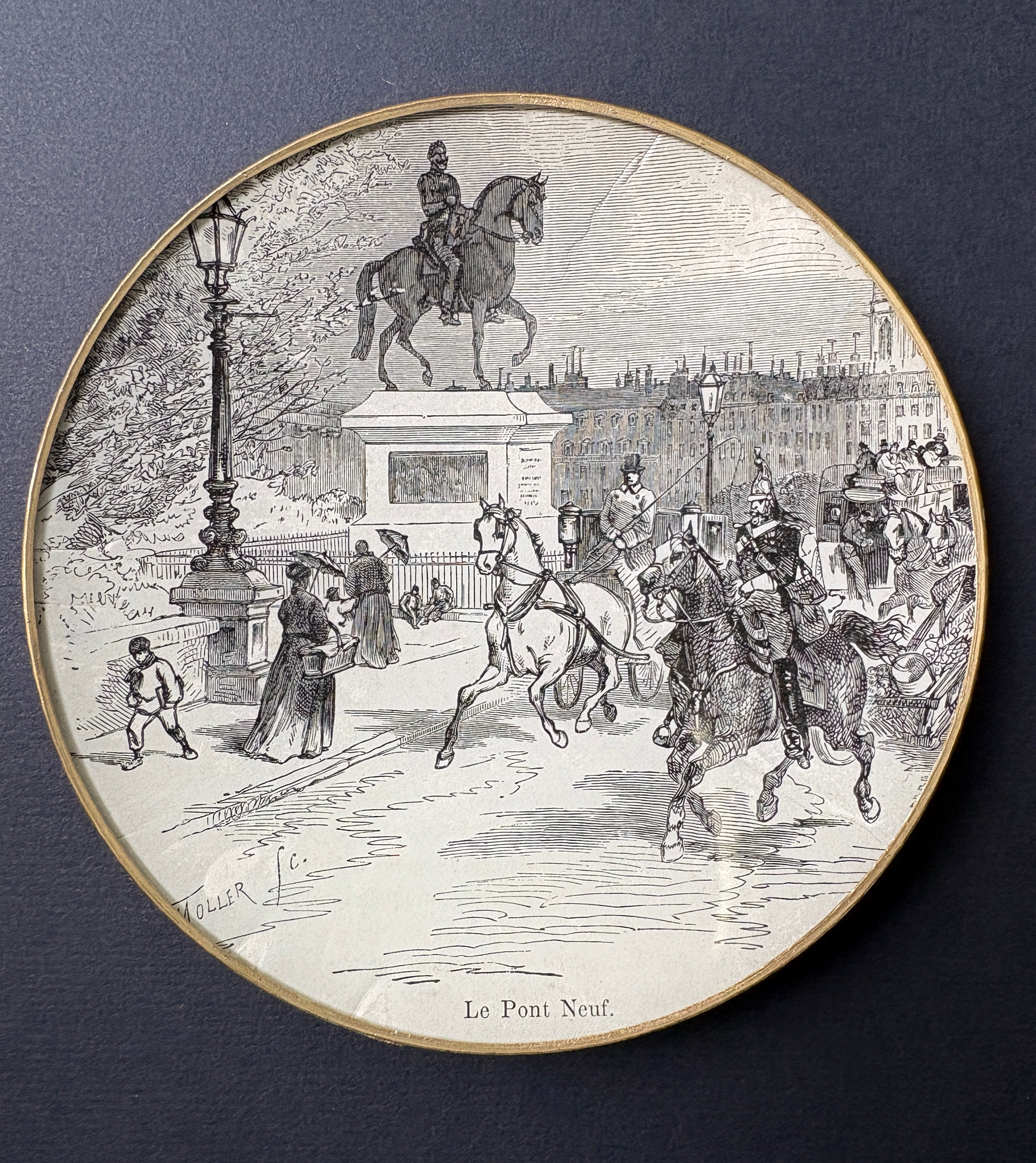 Shelfie in vetro diametro 12 cm con immagine originale del Pont Neuf a Parigi tratta da La Semaine des Familles del 1840, realizzato a mano a Milano.