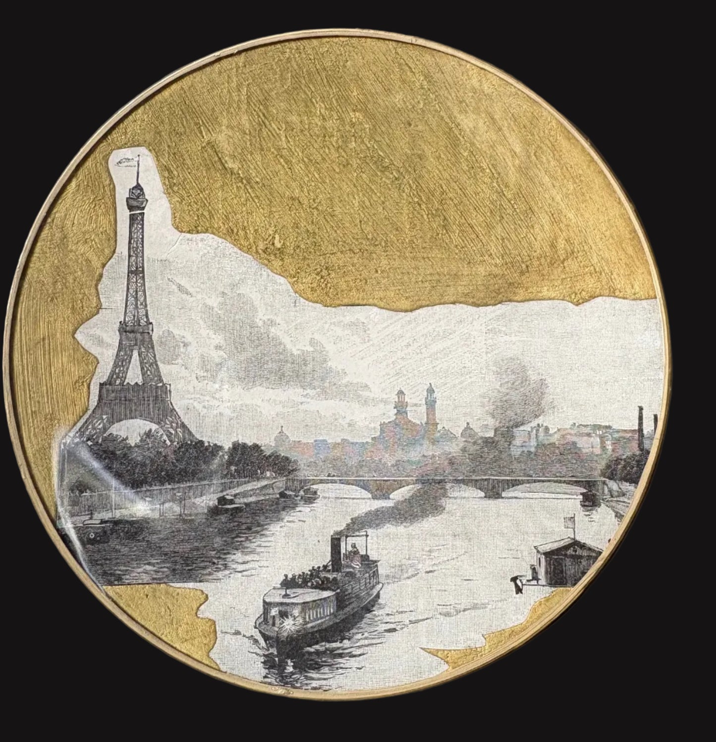 Shelfie tondo in vetro con immagine originale della Tour Eiffel vista dalla Senna nei primi del Novecento e fondo dipinto a mano con pigmento oro.