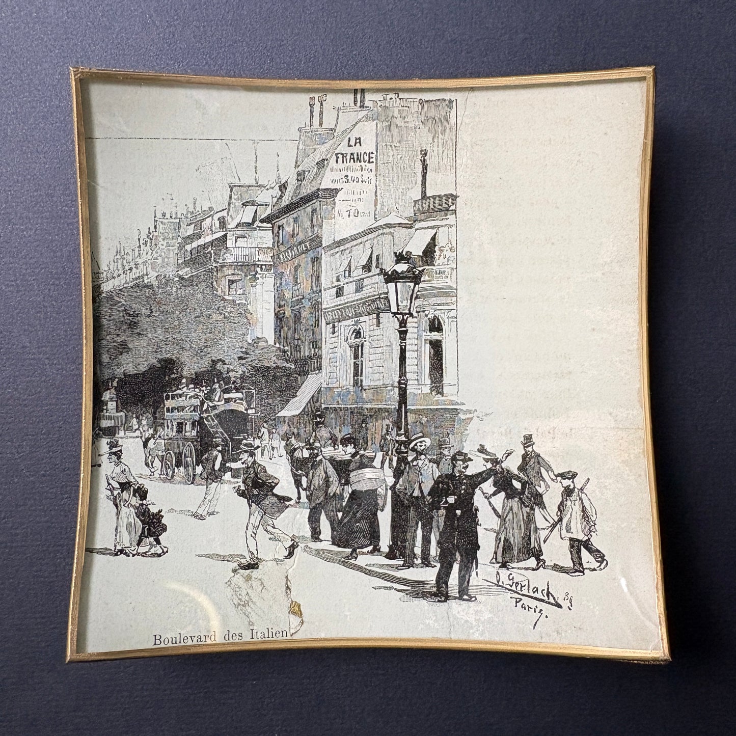 Shelfie in vetro con immagine originale del 1840 raffigurante Boulevard des Italiens a Parigi, con firma del disegnatore e dettagli della vita urbana ottocentesca.