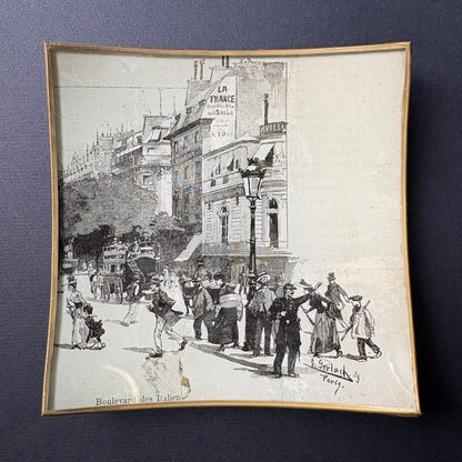 Shelfie in vetro con immagine originale del 1840 raffigurante Boulevard des Italiens a Parigi, con firma del disegnatore e dettagli della vita urbana ottocentesca.