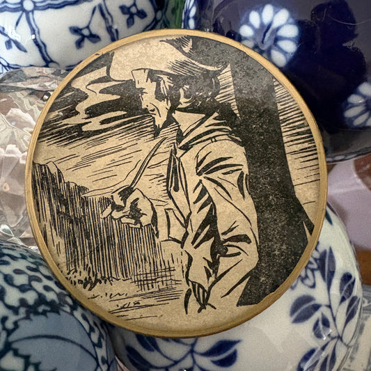 Shelfie artigianale rotondo da 7 cm con ritaglio originale di fumetto belga del 1948 raffigurante Buffalo Bill, realizzato a mano a Milano con fondo in velluto nero, pezzo unico decorativo contemporaneo