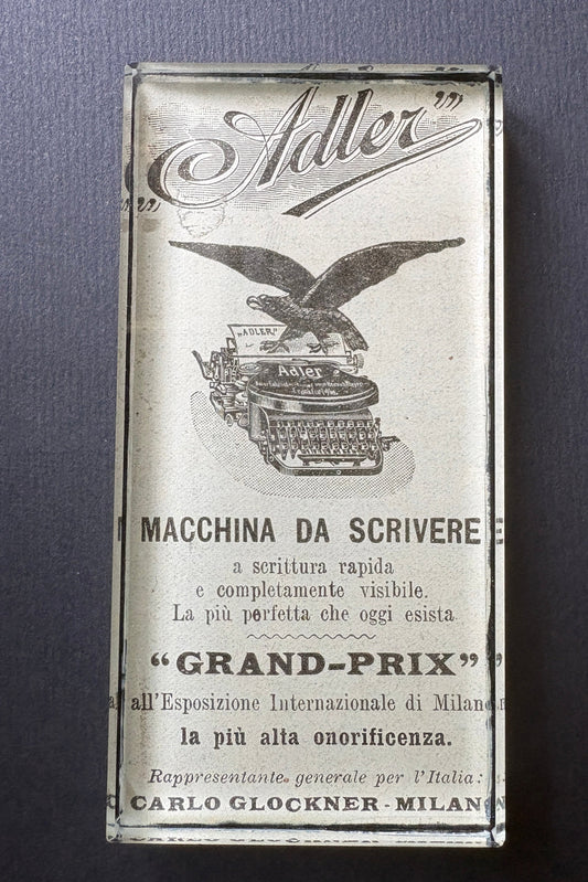 PostaFerma artigianale con pubblicità originale Adler del 1907 raffigurante un'aquila e una macchina da scrivere, realizzato a mano a Milano, pezzo unico con certificato di autenticità.