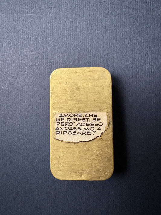 Portapillole vintage in latta con frase di Eva Kant tratta da un fumetto originale di Diabolik del 1993 sigillata in resina su fondo dorato, pezzo unico realizzato a mano a Milano