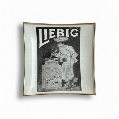 Shelfie PerInciso realizzato con una pubblicità originale del 1907 raffigurante una donna intenta a preparare un prodotto Liebig.