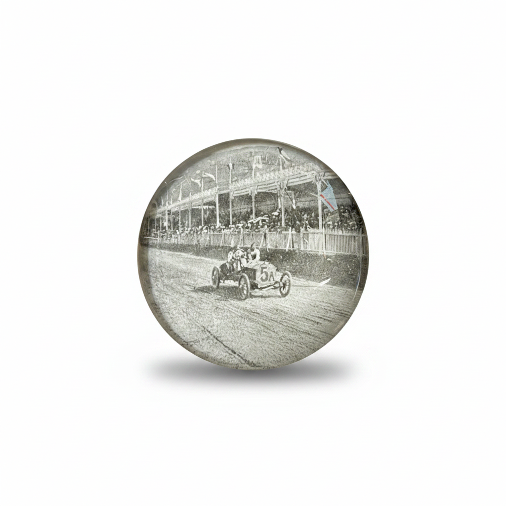 Occhiolino PerInciso realizzato con un frammento originale illustrato da Vincenzo Trucco nel 1907 dedicato all'automobile Isotta Fraschini, custodito sotto una lente in vetro.
