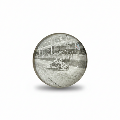 Occhiolino PerInciso realizzato con un frammento originale illustrato da Vincenzo Trucco nel 1907 dedicato all'automobile Isotta Fraschini, custodito sotto una lente in vetro.