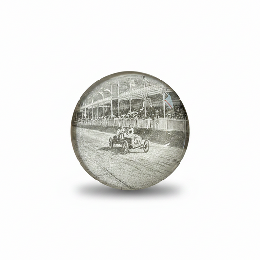 Occhiolino PerInciso realizzato con un frammento originale illustrato da Vincenzo Trucco nel 1907 dedicato all'automobile Isotta Fraschini, custodito sotto una lente in vetro.